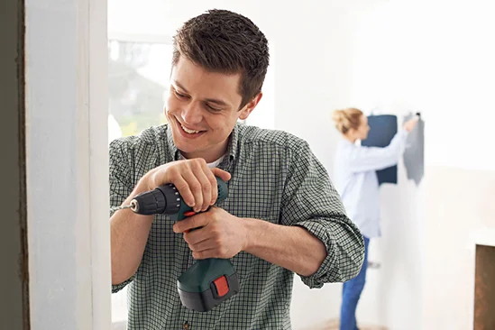 Person benutzt Akkuschrauber